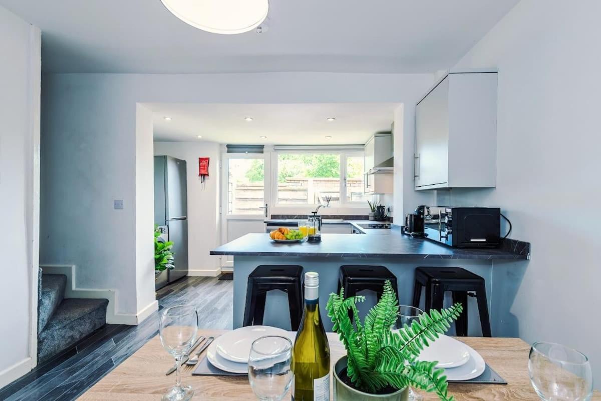 Manchester - Terraced Cottage ภายนอก รูปภาพ